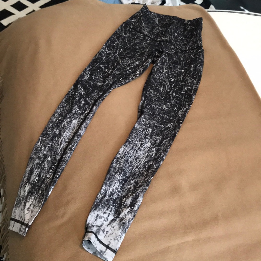 Lululemon black and white tights, ankle length